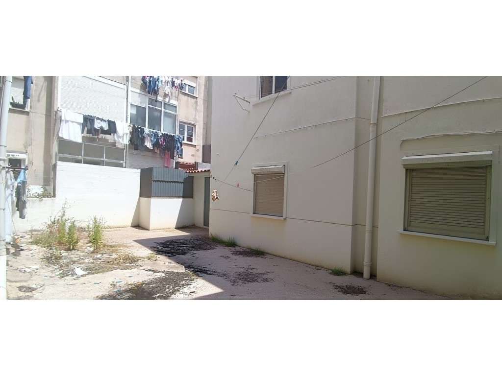 Prédio urbano composto por r/c e 1º andar - Cruz Quebrada - Grande imagem: 5/19