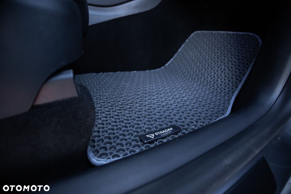 Tesla Y Long Range AWD - 17