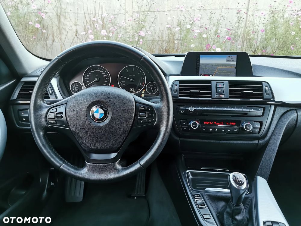 BMW Seria 3 320d xDrive - 28