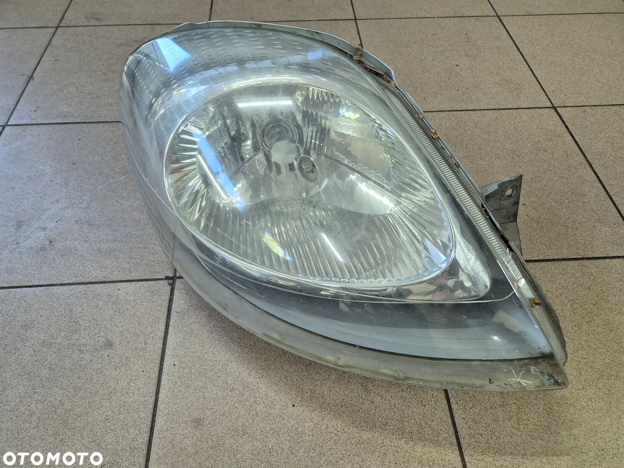 LAMPA PRAWA EU TRAFIC PRIMASTAR VIVARO  01-06r. - 1