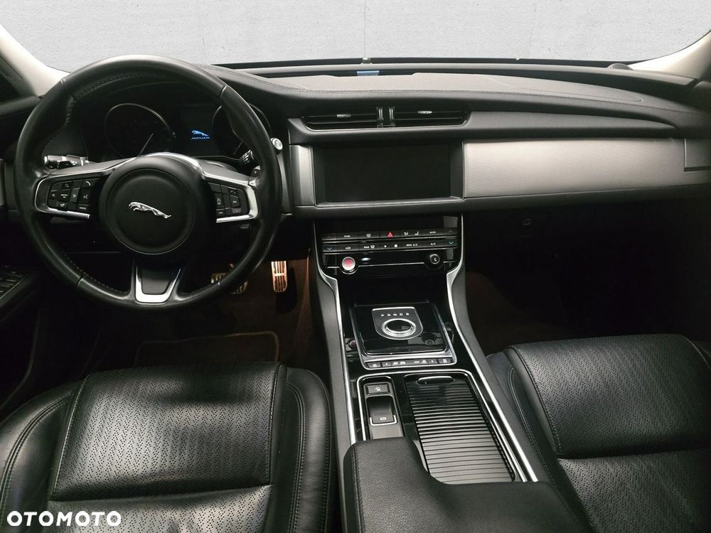 Jaguar XF - 10