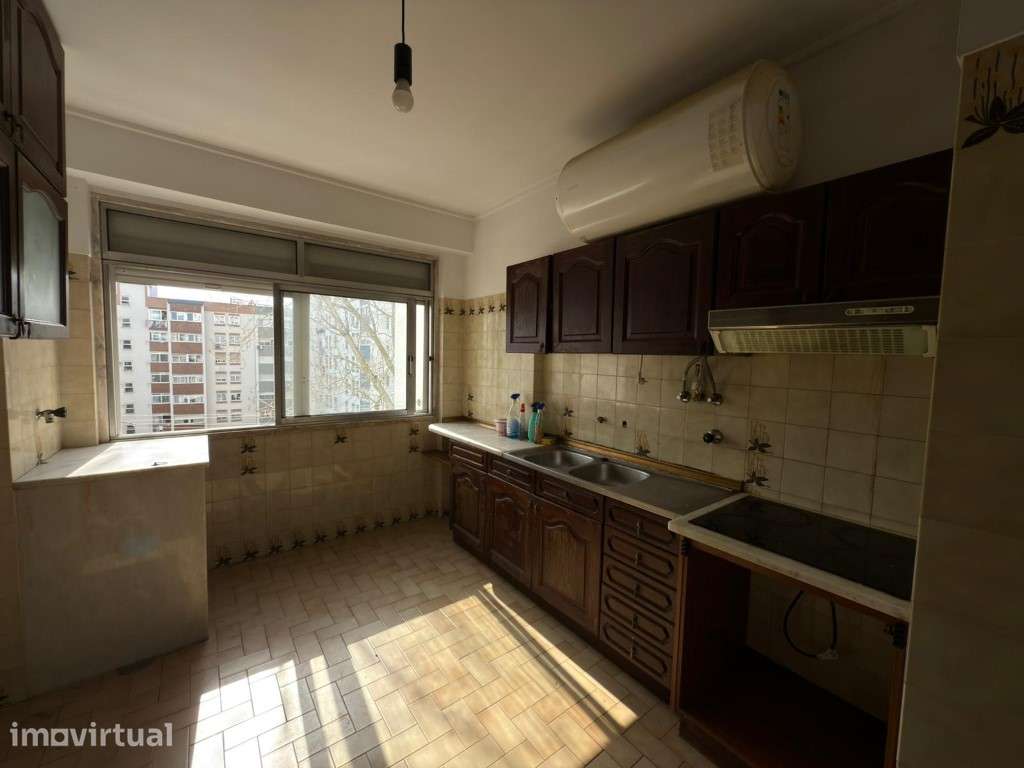 Apartamento T3 para modernização na zona de Pedralvas, Benfica. - Grande imagem: 2/13