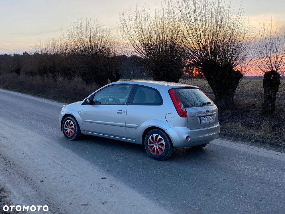 Ford Fiesta 1.3 Ambiente - 2