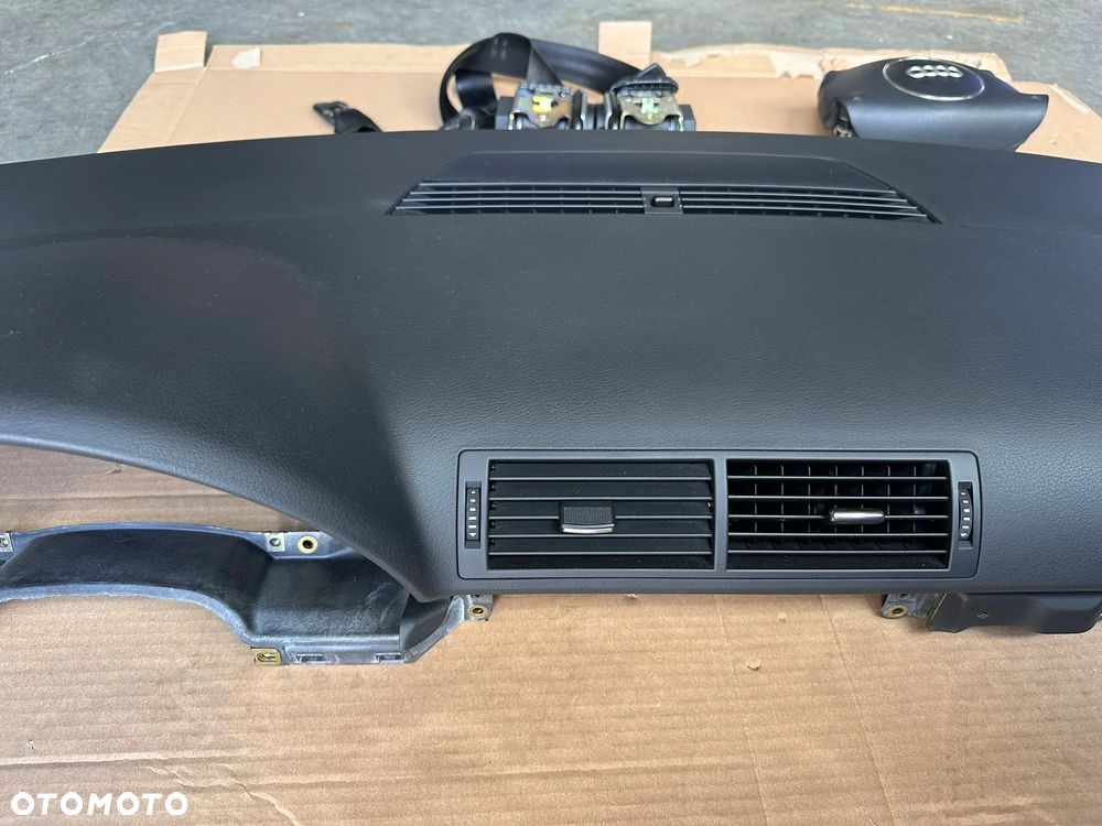 Deska rozdzielcza, konsola, poduszki, airbag, pasy Audi A4 B6 - 8