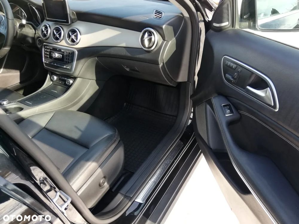 Mercedes-Benz GLA 250 4Matic 7G-DCT - 17