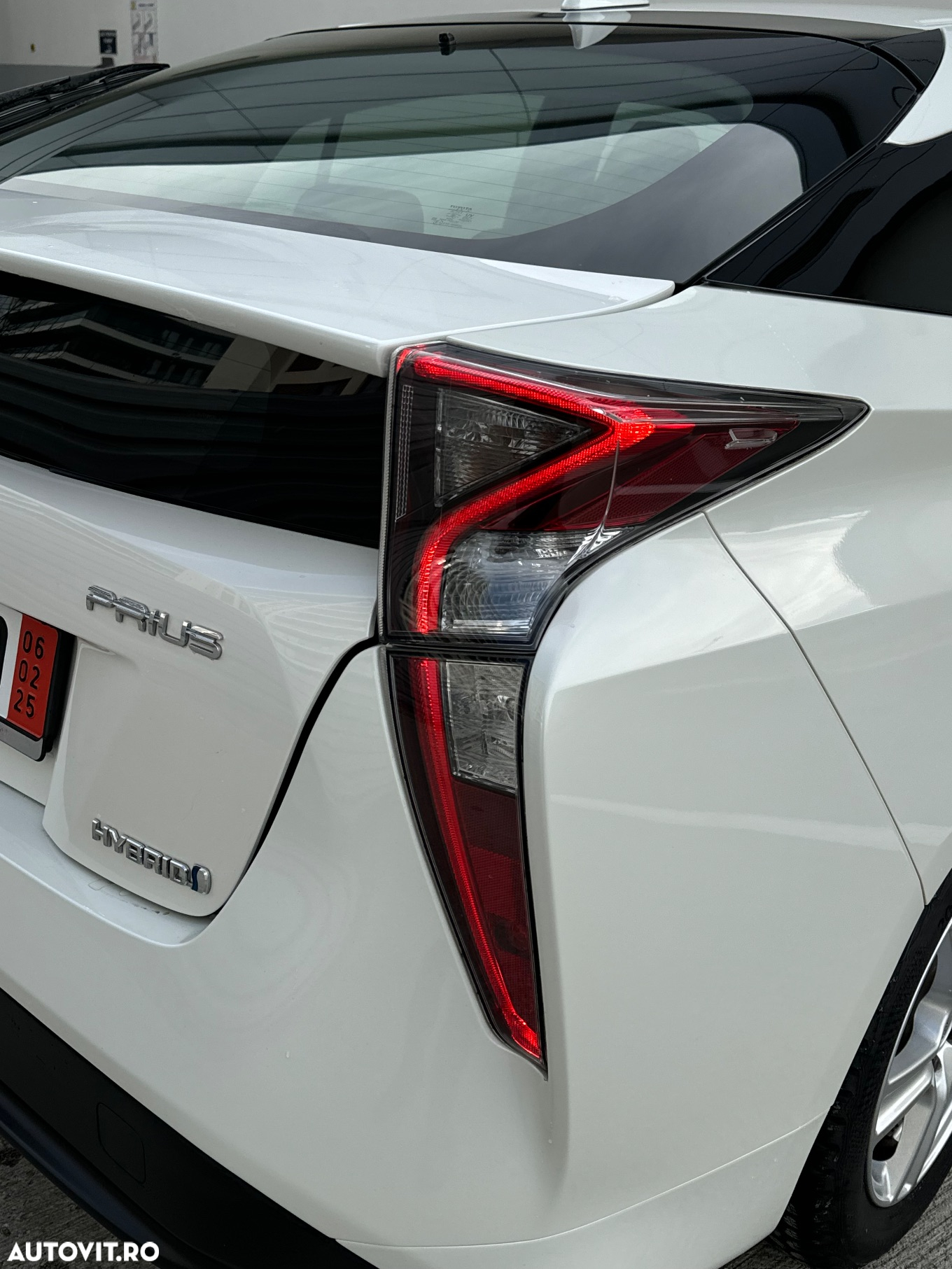 Toyota Prius (Hybrid) Life - 18