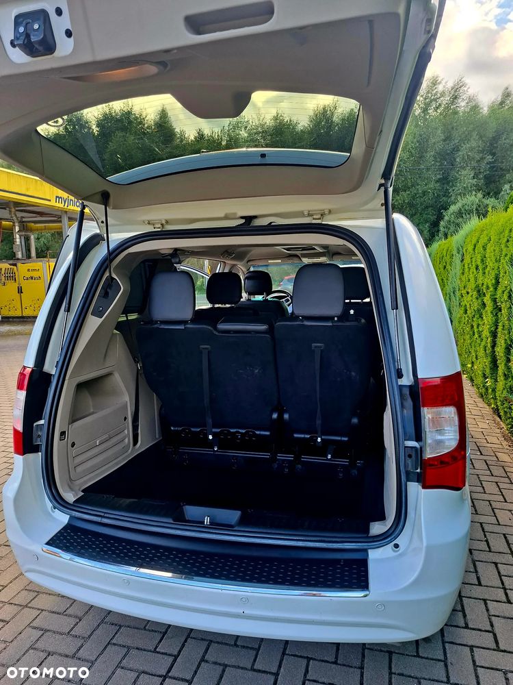 Chrysler Town & Country - 10