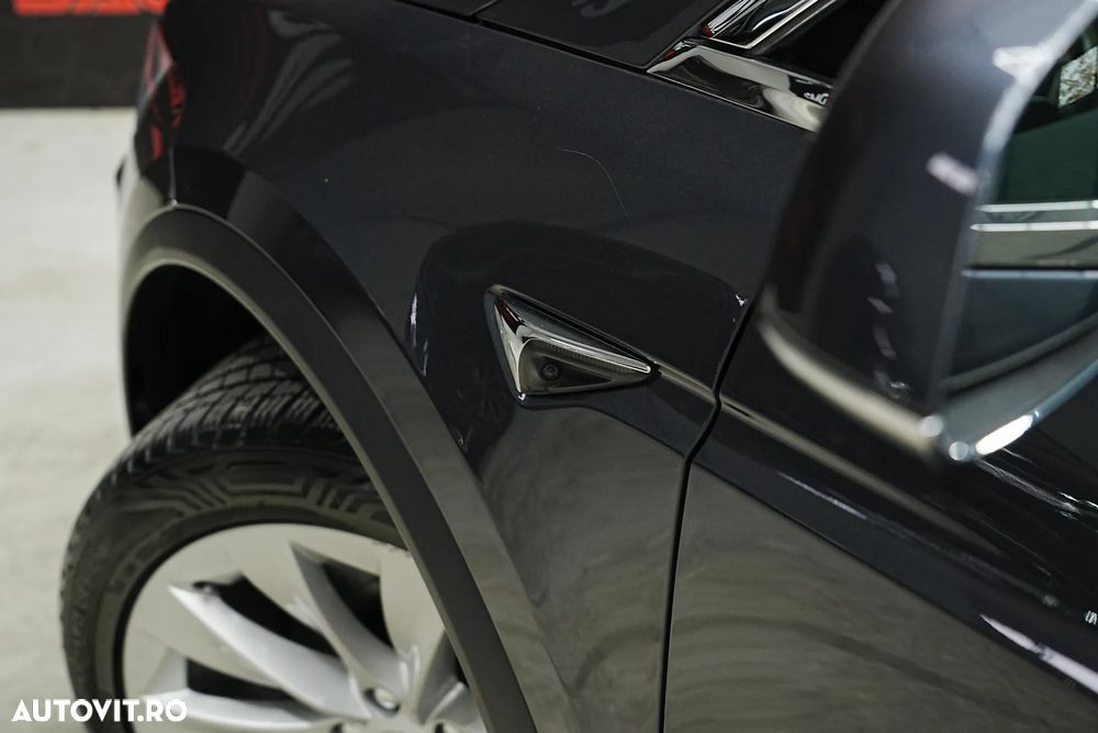 Tesla Model X - 28