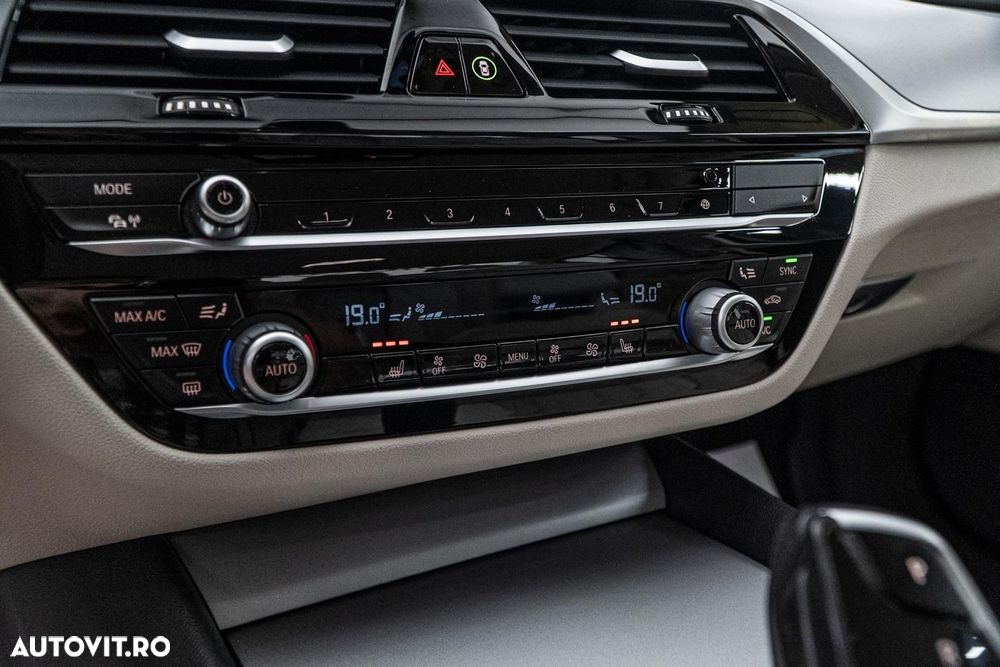 BMW Seria 5 520i Aut. Luxury Line - 12