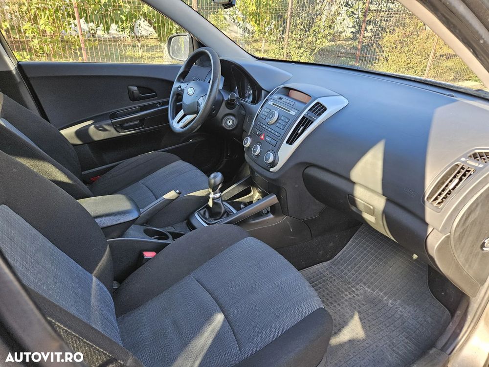 Kia Ceed - 11