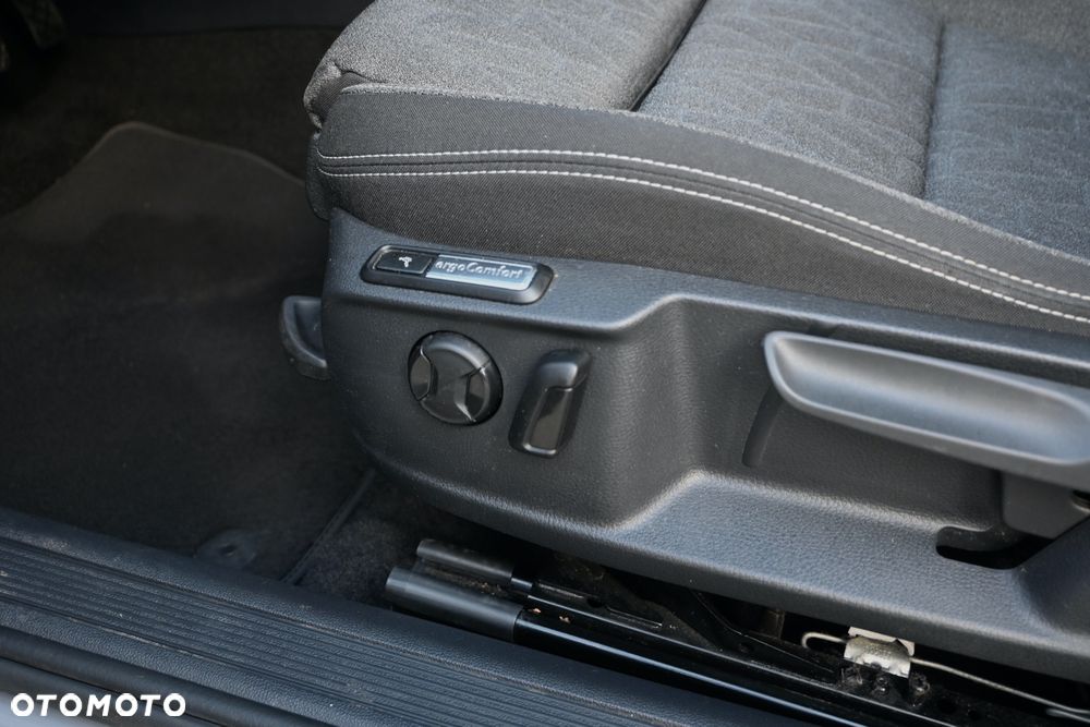 Volkswagen Passat 2.0 TDI SCR DSG Business - 25