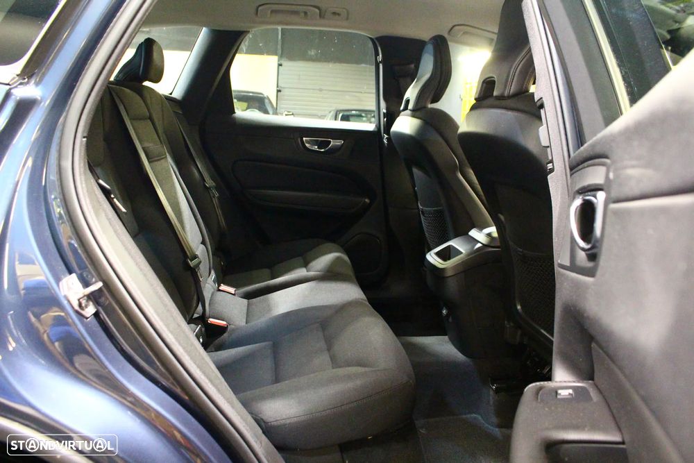 Volvo XC 60 2.0 B4 Momentum Plus Geartronic - 17