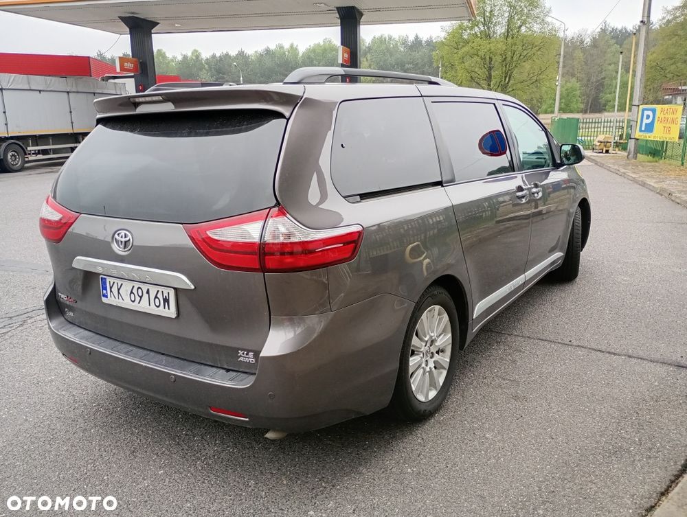 Toyota Sienna - 2