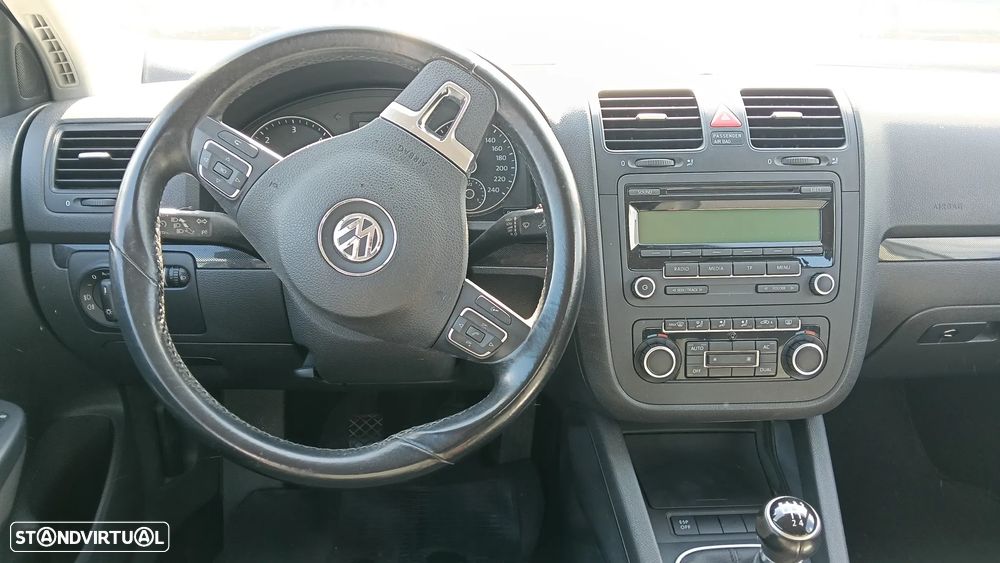 VW Jetta 1.6 TDi Confortline - 10