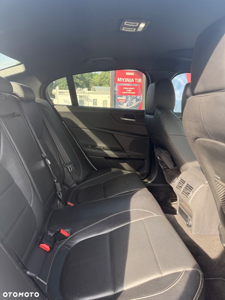 Jaguar XE 2.0 D AWD R-Sport - 16