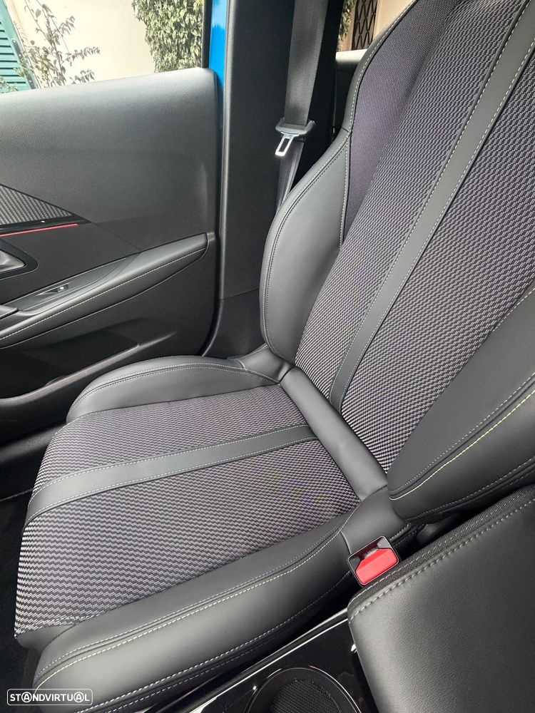 Peugeot e-208 GT - 11