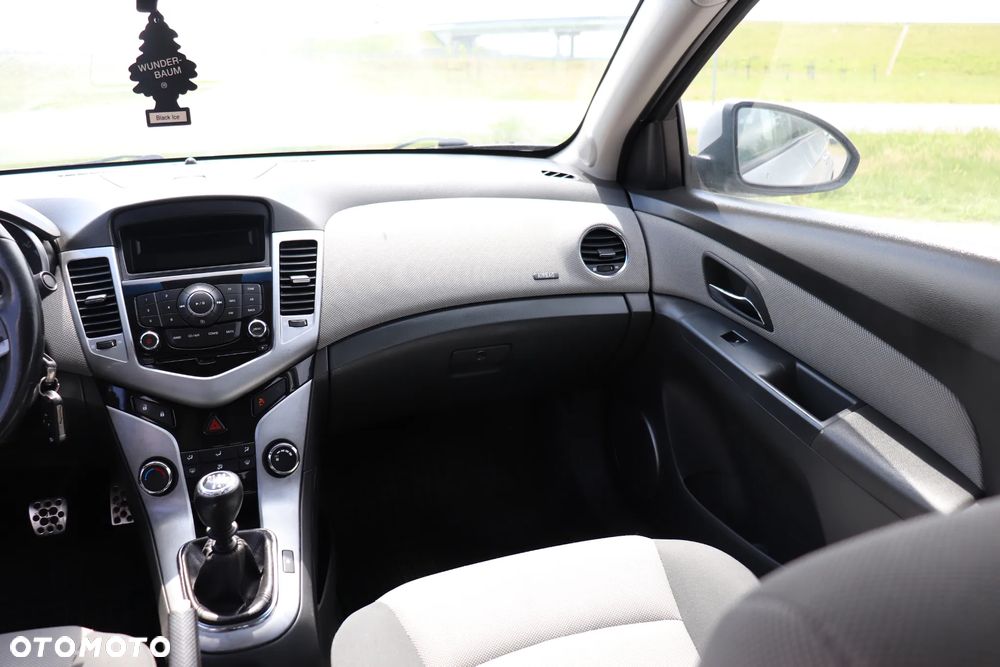 Chevrolet Cruze 1.6 Base - 16