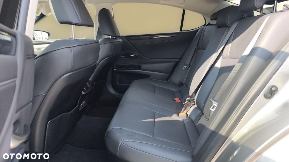 Lexus ES 300h Business Edition - 12