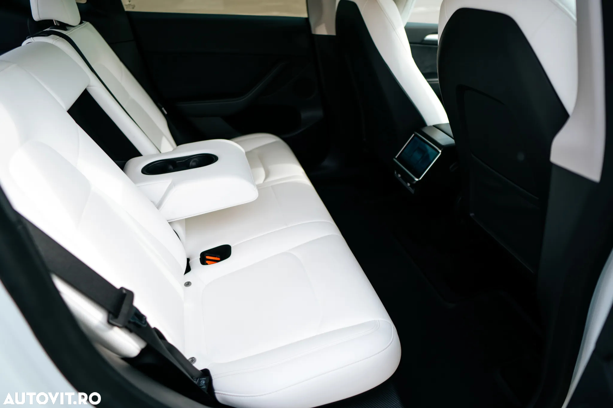 Tesla Model Y Long Range Dual Motor AWD - 12