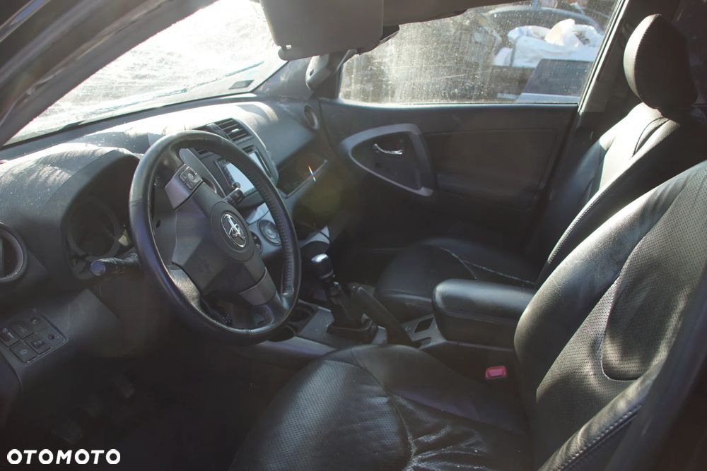 Auto na części - Toyota RAV4 III 2.2 D-4D 136 KM 2AD-FTV EA62 202 2008R Silnik Skrzynia Drzwi Błotnik Klapa Zderzak Lampa Lusterko Klamka Szyba Deska Kokpit Sterownik Moduł Czujnik Licznik Wyświetlacz Panel Kierownica - 11