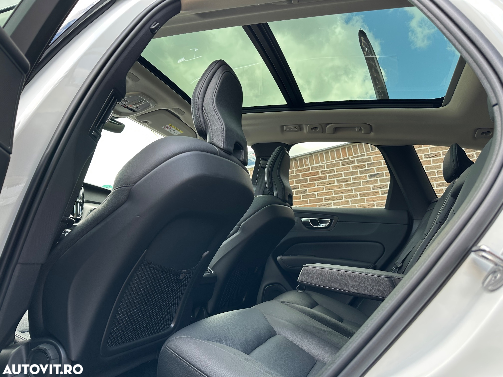 Volvo XC 60 B4 MHEV AT8 FWD Momentum Pro - 13
