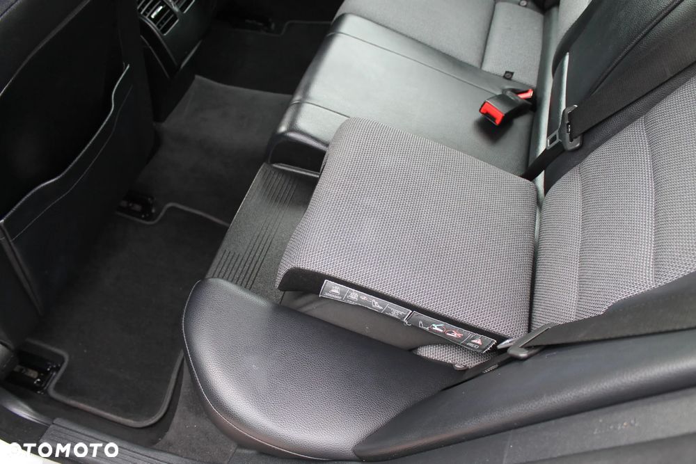 Mercedes-Benz Klasa C 250 CGI BlueEff Avantgarde - 20