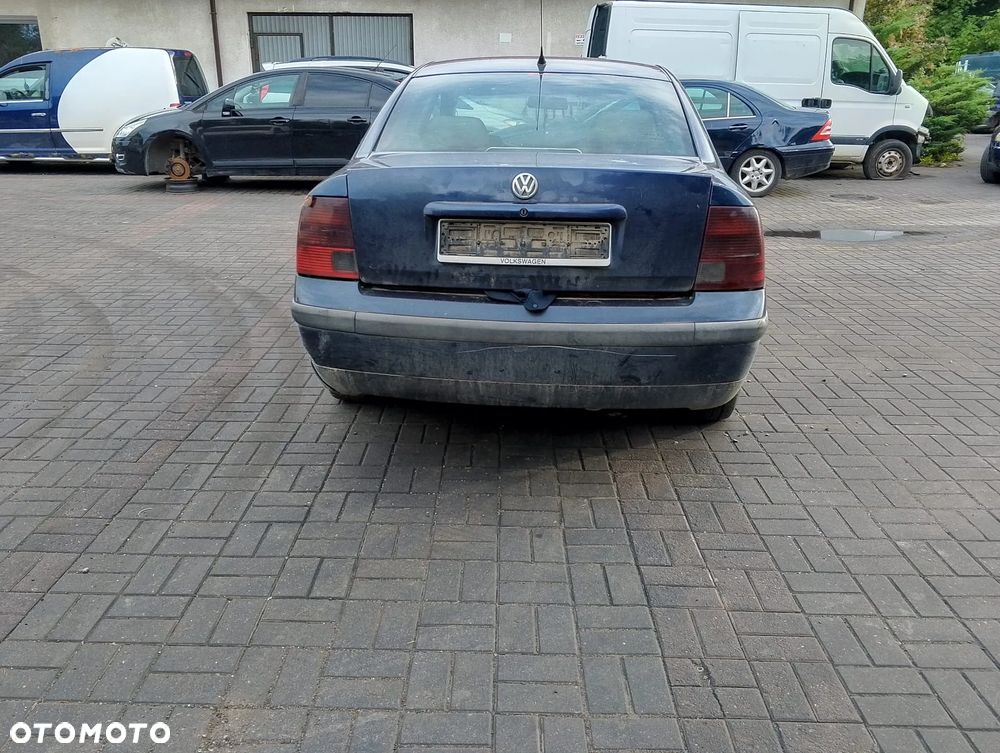 Volkswagen Passat B5 Przed Lift (97-00r.) 1.9 TDI 110KM. Silnik AFN Skrzynia DHF lakier LN5Y.Cały na części. GWARANCJA !!! Przód Tył Zestaw Komplet Drzwi Klapa Zderzak Błotnik Maska Grill Atrapa Szyba Pas Lampa Lusterko Boczki Fotel Kanapa Kokpit Deska Rozdzielcza Przełącznik Włącznik Sterownik Przewody Wiązka Instalacja Moduł Komputer Czujnik Listwa Pompa Alternator Wtryski Głowica Rozrusznik Kompresor Sprzęgło Dwumas Silnik Skrzynia ABS Klimatyzacji Paliwa Wspomagania Kolektor Turbina Przepustnica Zawór Chłodnica Koło Hak Belka Sanki Zawieszenie Mcpherson Półoś Amortyzator Wydech Tłumik Zacisk Most - 3