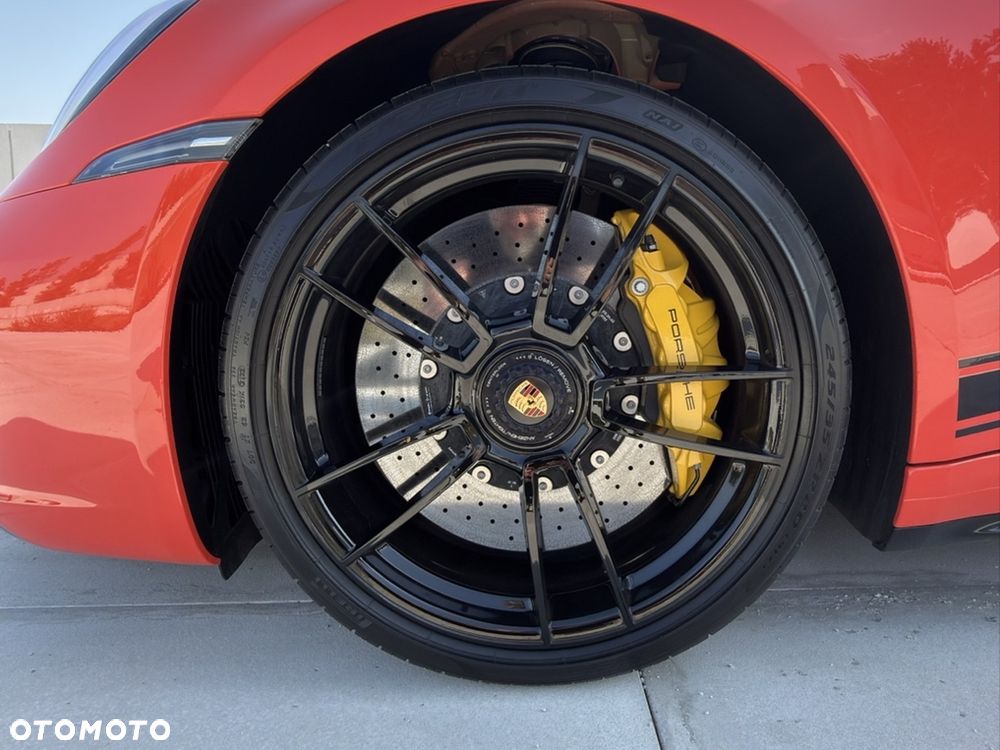 Porsche 911 Carrera 4 GTS - 10