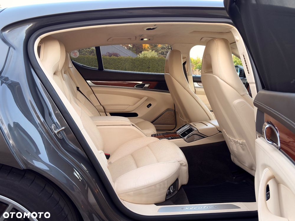 Porsche Panamera 4S Executive - 30
