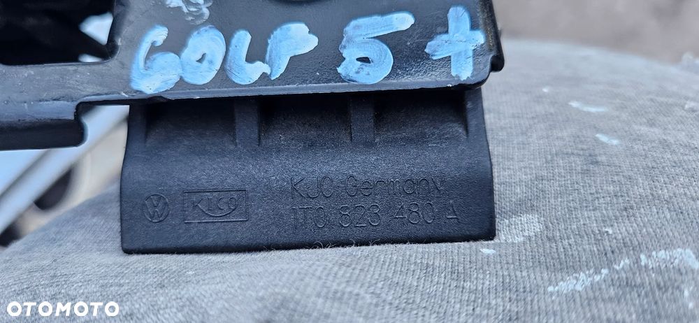 VW Golf V 5 PLUS Zamek maski silnika Rygiel maski 1T0823480A - 4