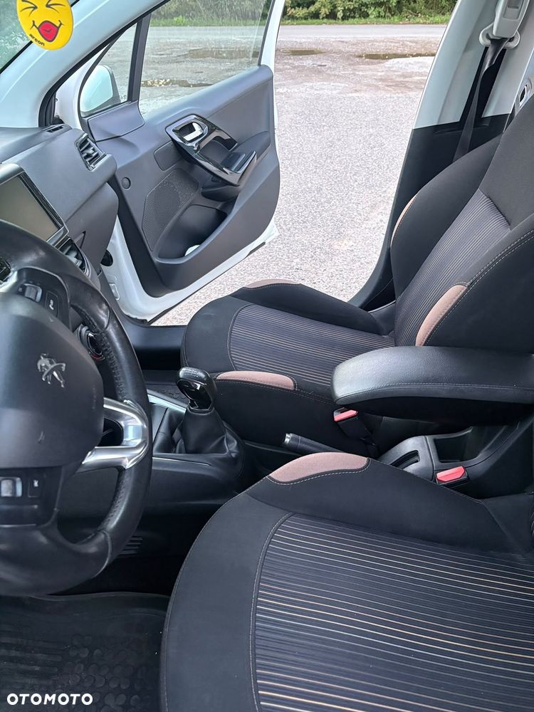 Peugeot 208 - 10