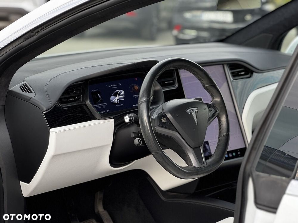 Tesla Model X - 11