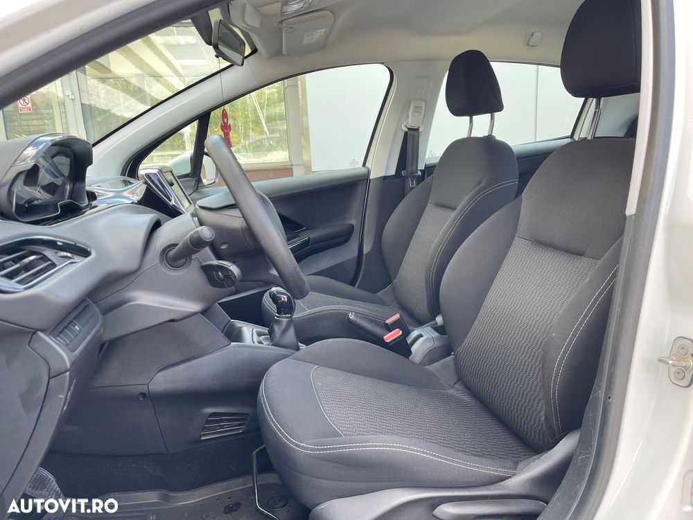 Peugeot 208 1.2 L PureTech Style - 6