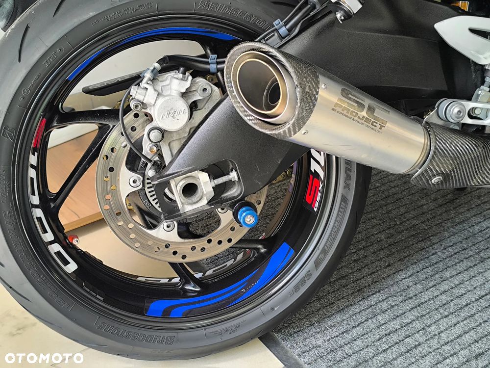 Suzuki GSX - 16