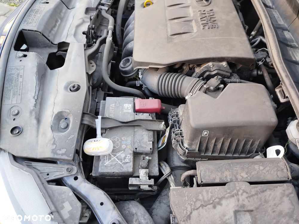 Toyota Avensis 1.8 Premium - 12