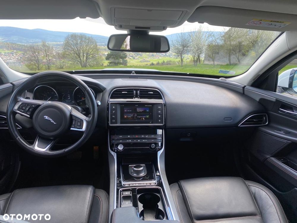 Jaguar Xe 2017 photo 3