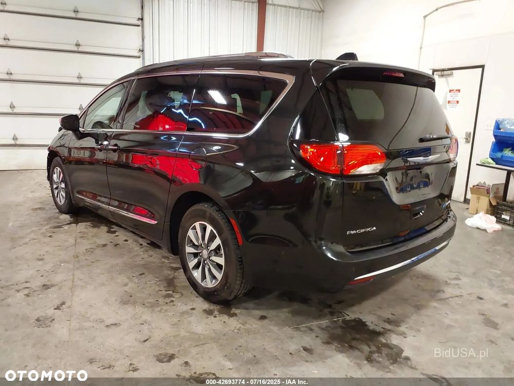 Chrysler Pacifica - 17