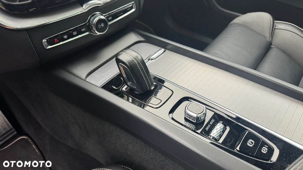 Volvo XC 60 T6 Plug-In Hybrid AWD R-Design - 30