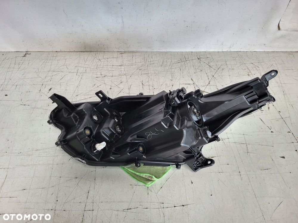 lampa przód przednia prawa toyota yaris iv 2020- - 11