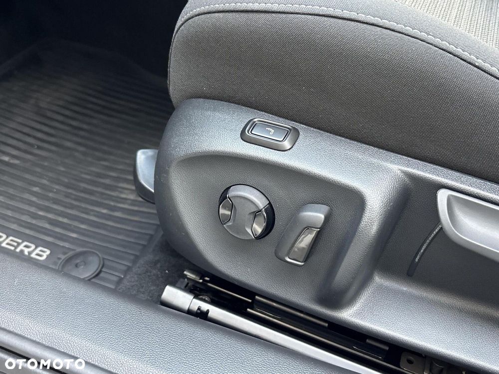 Skoda Superb 2.0 TDI SCR Selection DSG - 13