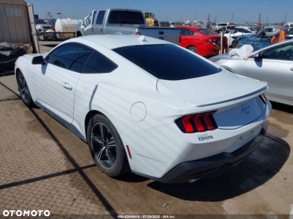 Ford Mustang - 4
