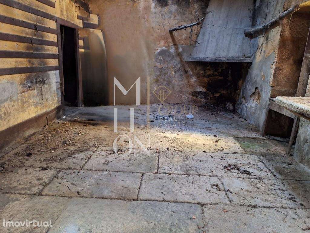 Casa em pedra com áreas generosas para renovação total. - Grande imagem: 4/8