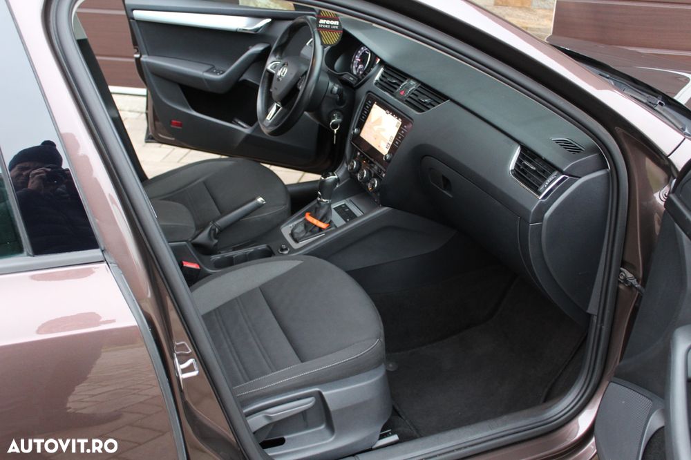 Skoda Octavia 1.6 TDI DSG Ambition - 9