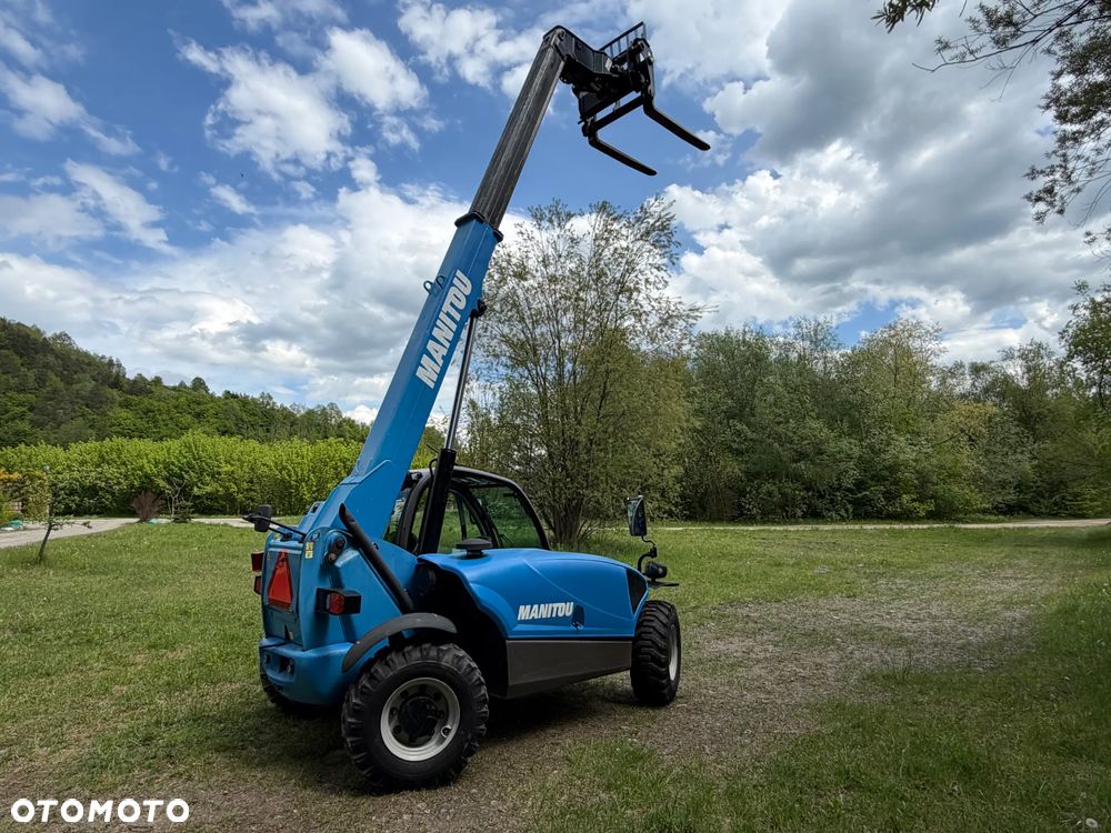 Manitou MT625H. Wersja COMFORT lepsza od Easy!! Ładowarka Teleskopowa 6 metrów Wysuw. Udźwig 2,5tony. Jak Nowa z Salonu. Pochodzi z Gospodarstwa Norweskiego! 2017rok. przebieg tylko 3200mtg. Silnik Kubota 4cyl. Mocny 80 Km. ZERO ZUŻYCIA ORYGINAŁ. Bez luzów i wycieków. Aktualna DEKRA BMWT. Mała Gabarytowo a Bardzo wydajna maszyna. Opony Nowe! Szybka wolna jazda. 3tryby skrętu! Zadbany sprzęt. Okazja - 1