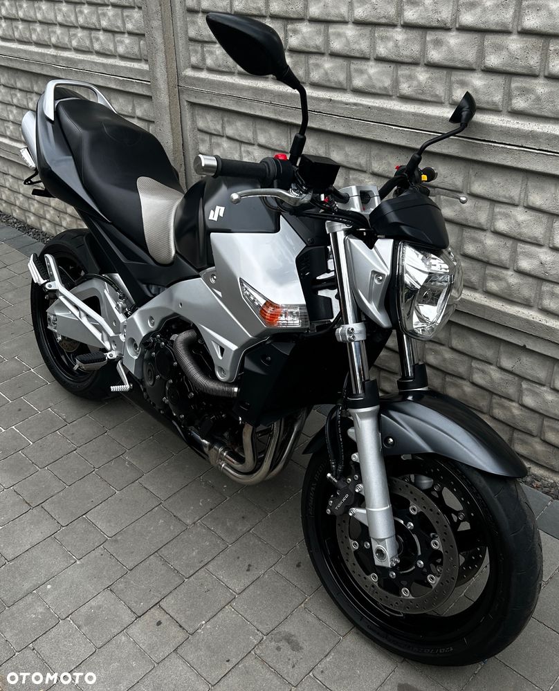 Suzuki GSR - 8