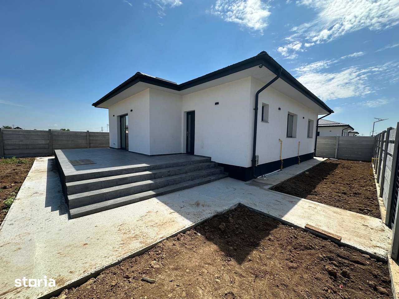 Casa in Clinceni cu incalzire in pardoseala, placa de beton si tripan - Imagine principală: 2/17