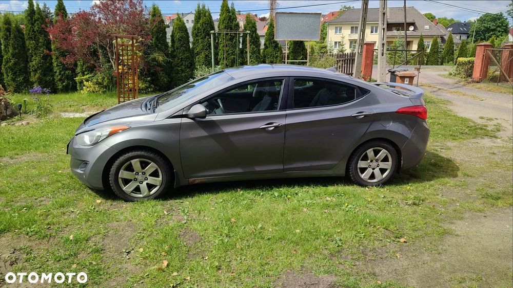 Hyundai Elantra - 3