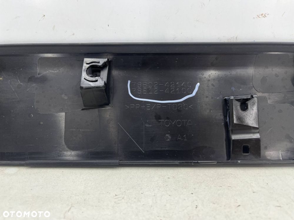 Listwa Toyota RAV4 V 19r.- blenda nakładka dolna klapy bagażnika 76802-42140 76812-42100 - 10