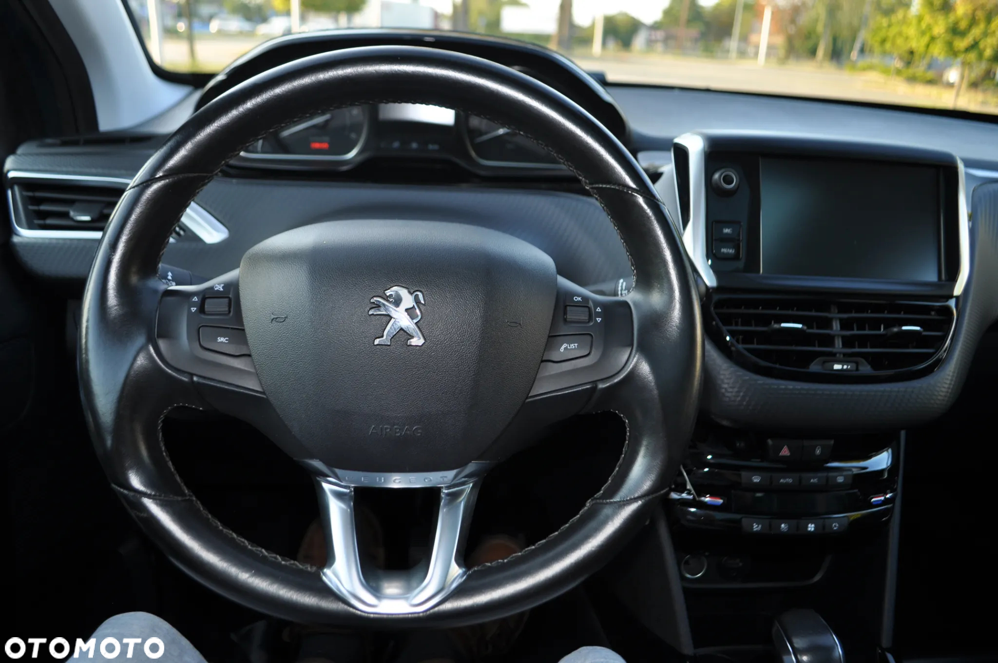 Peugeot 2008 1.6 BlueHDi Allure S&S - 29