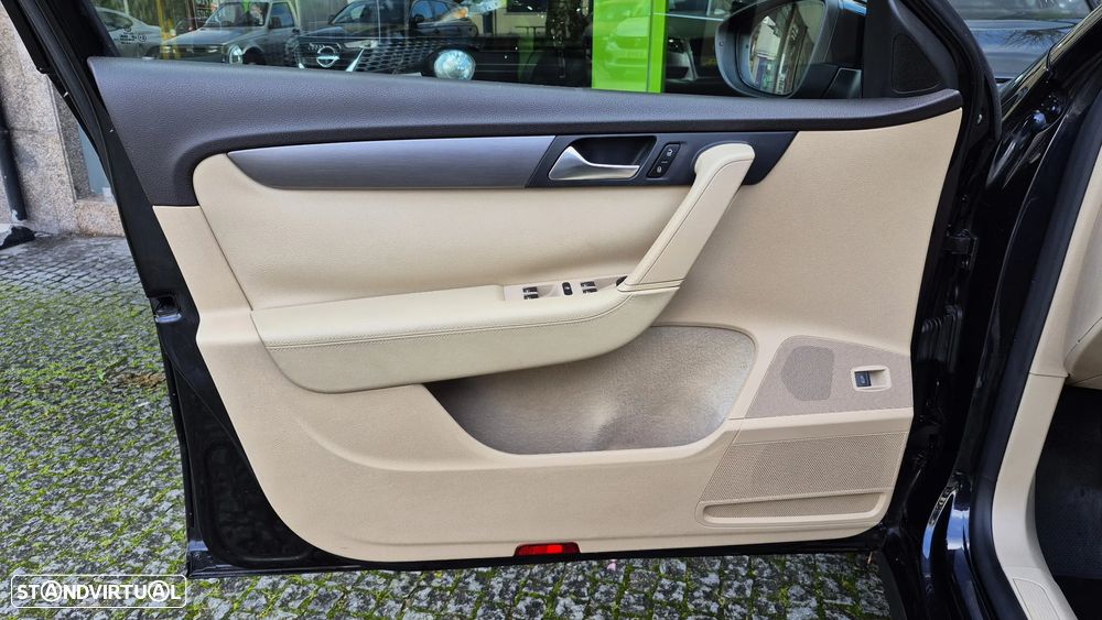 VW Passat 1.6 TDI BlueMotion Highline - 18